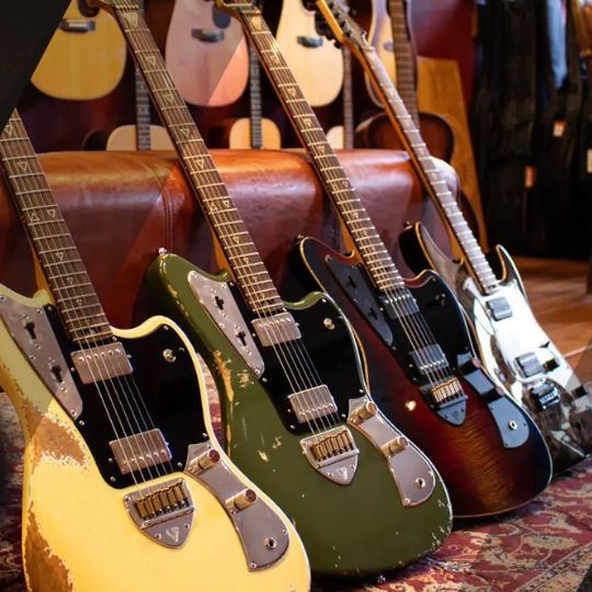 VALIANT GUITARS